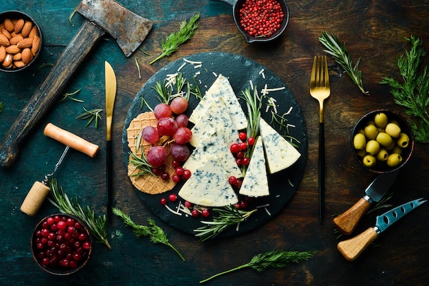 Queso azul con moho en un plato con bocadillos Estilo rústico Espacio de copia libre