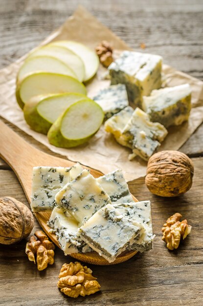 Queso azul con peras y nueces