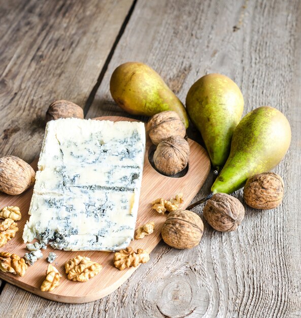 Queso azul con peras y nueces