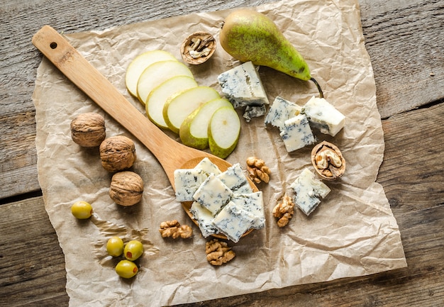 Queso azul con peras y nueces