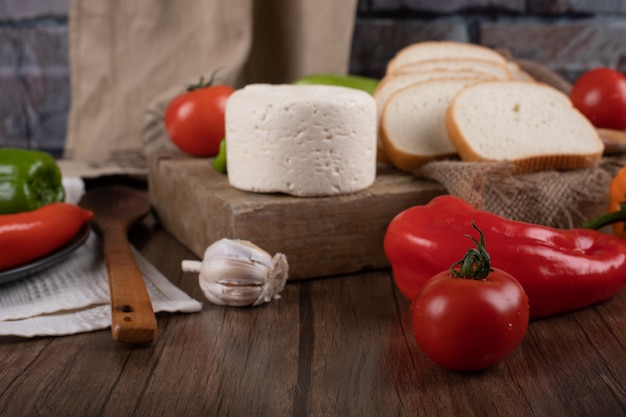 Queso blanco con chile rojo y tomates