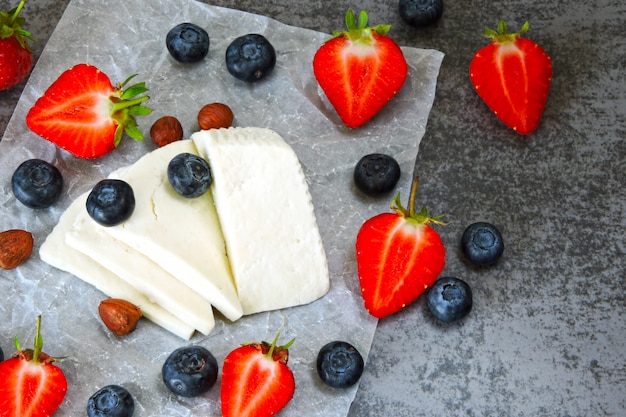 Queso blanco, fresa, arándano. Tostadas con queso blanco, arándanos y fresas.