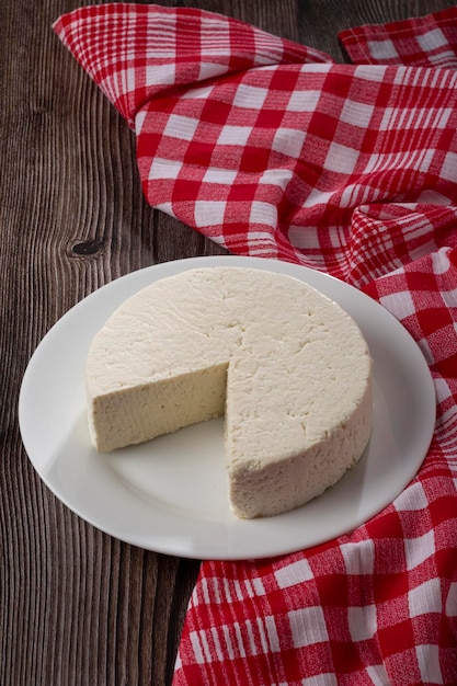 Queso blanco típico brasileño conocido como queijo minas