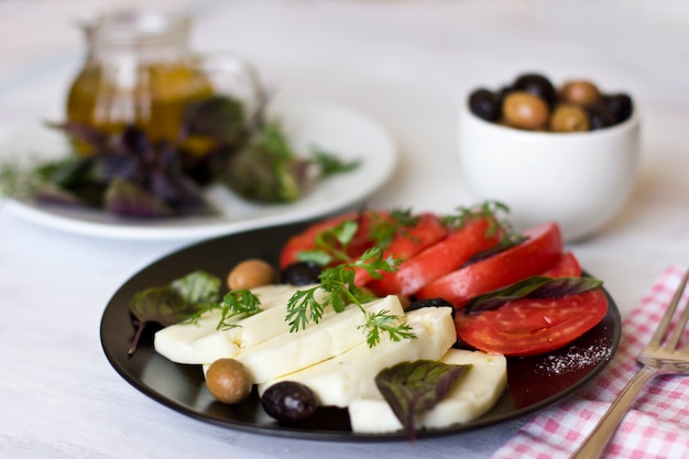 Queso blanco con tomate, aceitunas verdes y negras, albahaca, cilantro y aceite de oliva.