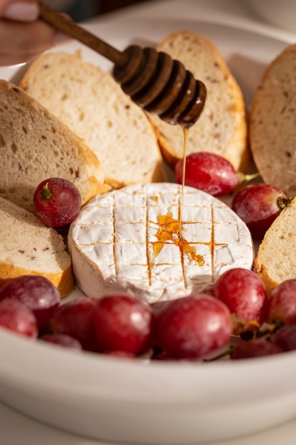 Queso brie al horno con pan a la parrilla para cenar