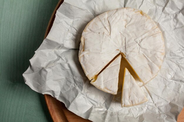 queso brie camembert sobre un fondo claro de madera vista superior Queso camembert