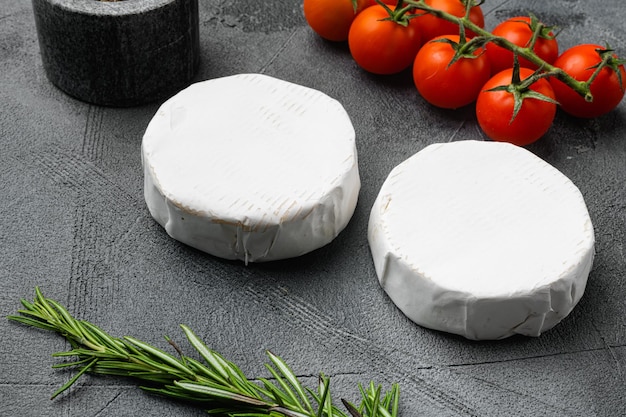 Queso Brie cremoso sobre fondo de mesa de piedra gris
