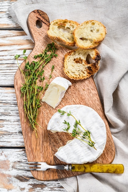 Queso brie francés con pan