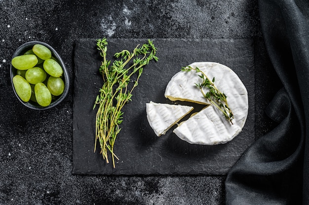 Queso brie francés con uvas