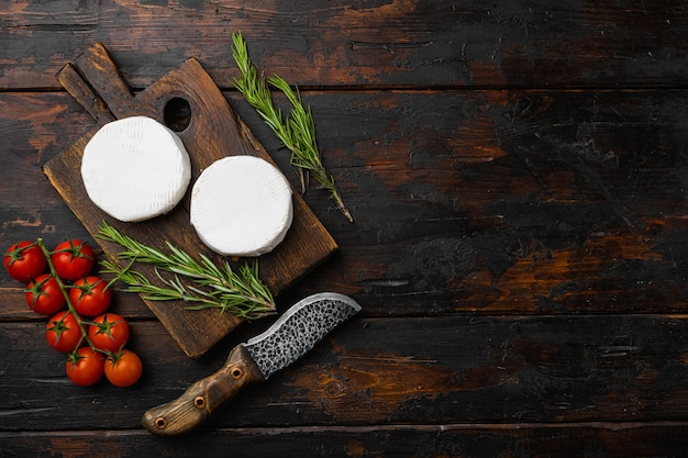 Queso Brie fresco en la vista superior del fondo de la mesa de madera oscura vieja plana con espacio de copia para texto