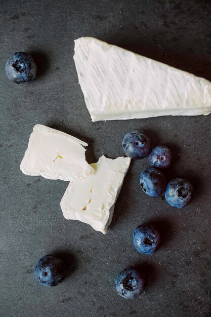 Queso brie con moho y arándanos en la mesa