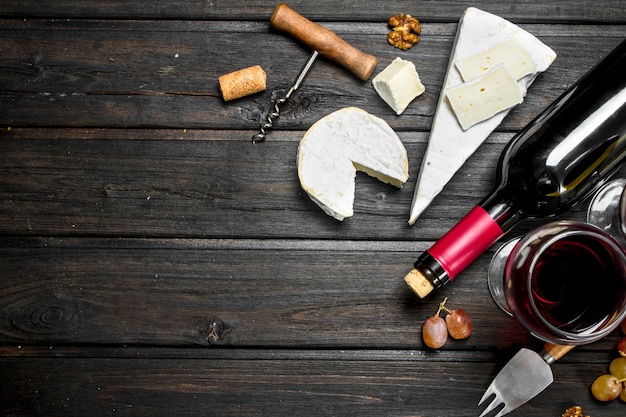 Foto queso brie con nueces de vino tinto y uvas