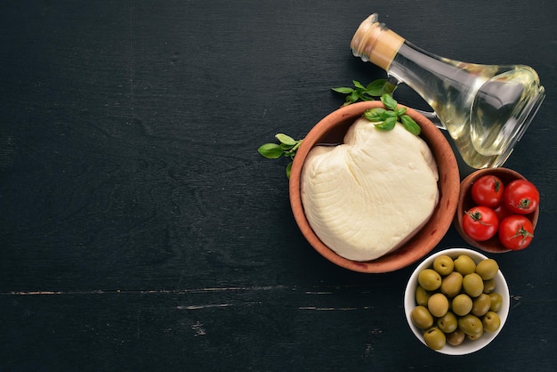 Queso Brynza de leche de oveja Vista superior Sobre un fondo de madera negra Espacio de copia libre