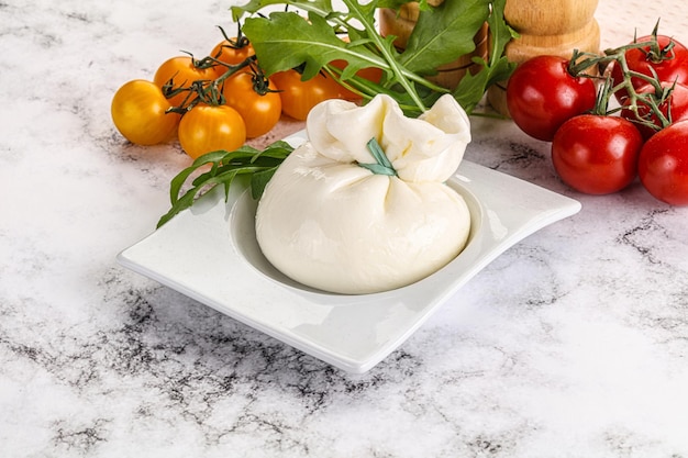 Queso Burrata cremoso y tradicional italiano