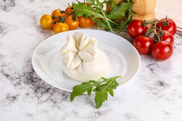 Foto queso burrata cremoso y tradicional italiano