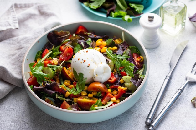 Queso burrata con ensalada de verduras