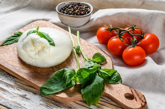 Queso burrata italiano con hojas de albahaca