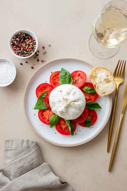 Queso burrata italiano con tomate y albahaca. Ensalada. Alimentación saludable. Comida vegetariana.