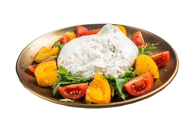 Queso burrata italiano con tomates cherry y rúcula fresca aislado sobre fondo blanco.