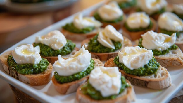 Queso Burrata y pesto crostini en un plato blanco