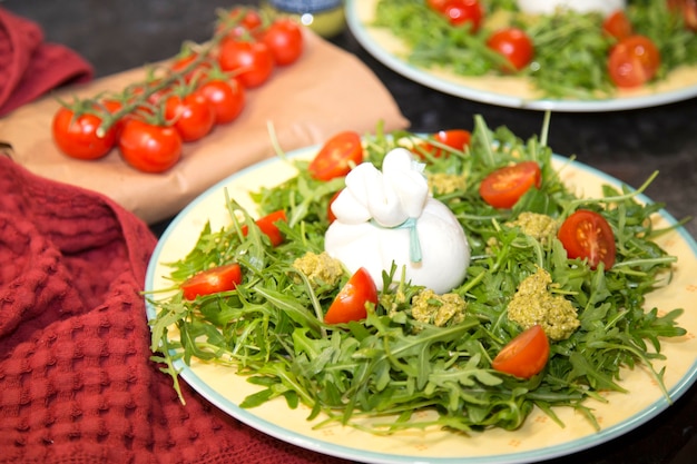 Queso burrata con tomates cherry y salsa de pesto