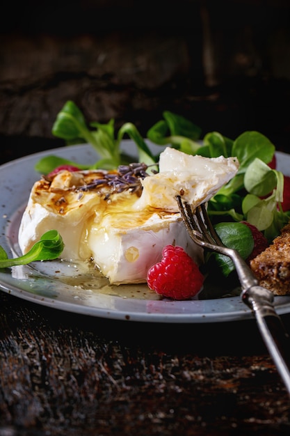 Queso De Cabra Al Horno Con Miel Y Frambuesas