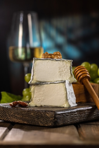 Queso de cabra francés de valenciay. Queso casero elaborado con leche ecológica. Estilo rústico.