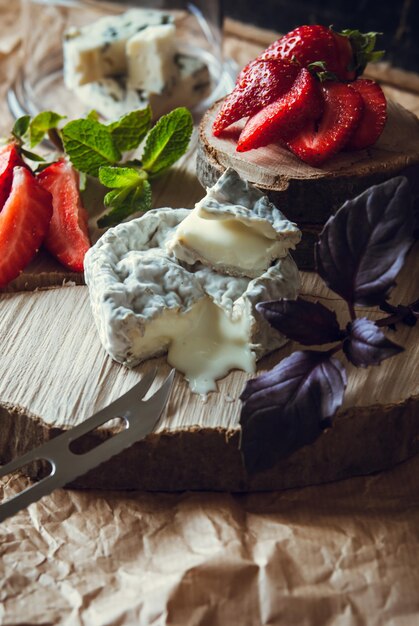 queso de cabra gourmet con moho y núcleo líquido blando sobre tabla de madera