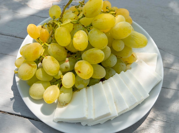 Queso de cabra griego tradicional con uvas blancas del pueblo de Grecia