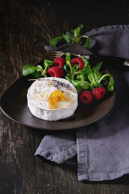 Queso de cabra con miel y frambuesas