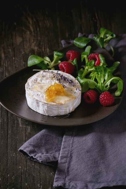 Queso de cabra con miel y frambuesas