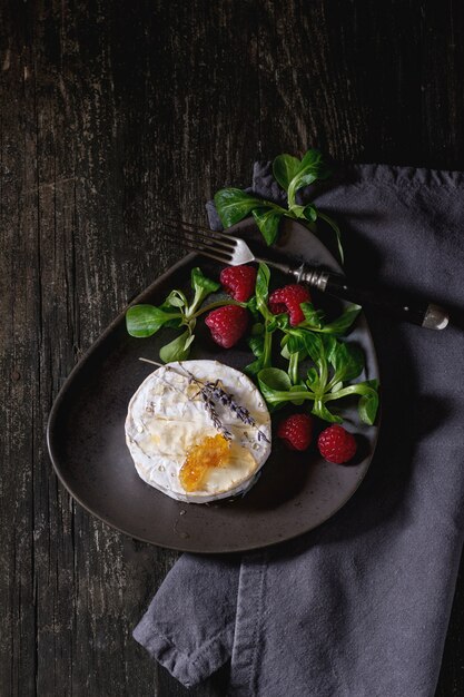 Queso De Cabra Con Miel Y Frambuesas