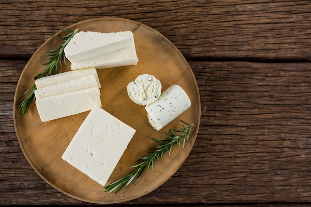 Queso de cabra sobre tabla de madera