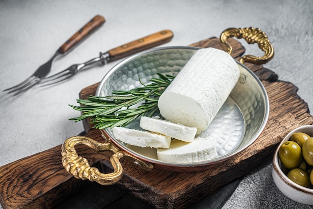 Foto queso de cabra suave chevre en una sartén fondo blanco vista superior