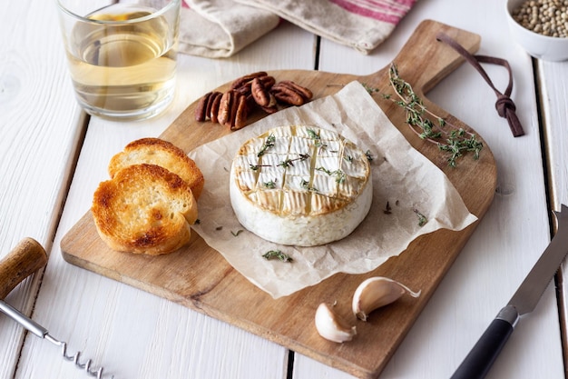 Queso Camembert al horno con ajo, tomillo y pan tostado Cocina francesa