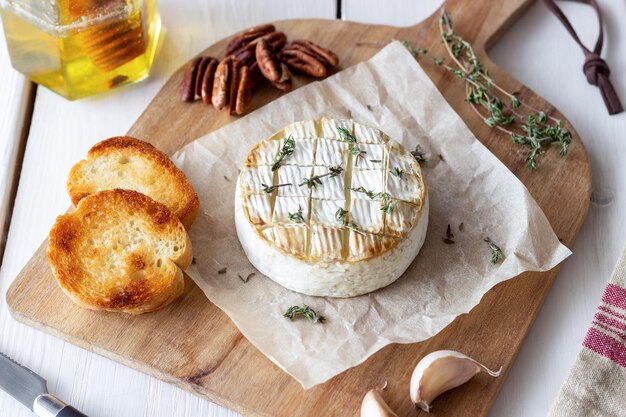 Queso Camembert al horno con ajo, tomillo y pan tostado Cocina francesa