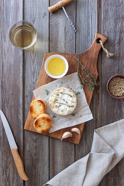 Queso Camembert al horno con ajo, tomillo y pan tostado Cocina francesa