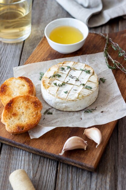 Queso Camembert al horno con ajo, tomillo y pan tostado Cocina francesa