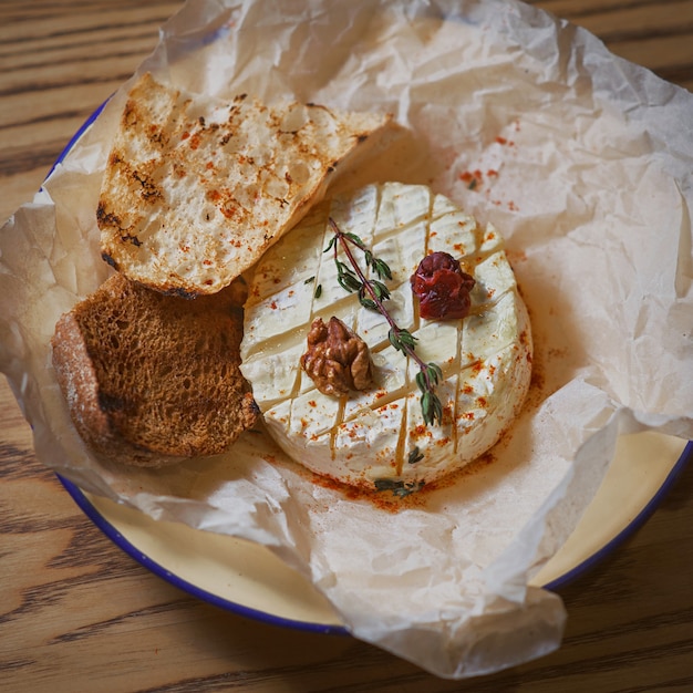 queso camembert al horno con pan