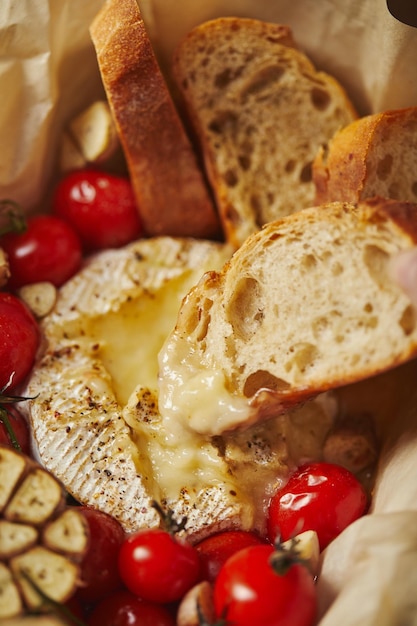 Queso camembert al horno con tomates cherry y baguette