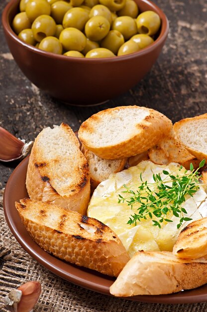 Queso Camembert al horno con tomillo y tostadas frotadas con ajo