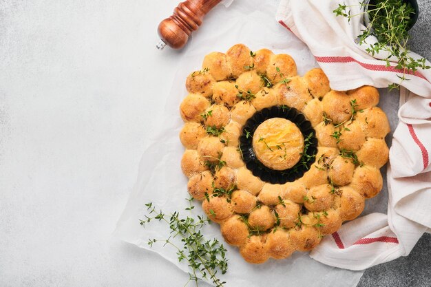 Queso camembert asado y pan casero en forma de corazón y tomillo sobre fondo rústico Queso francés Concepto de amor romántico para el Día de San Valentín Vista superior espacio de copia