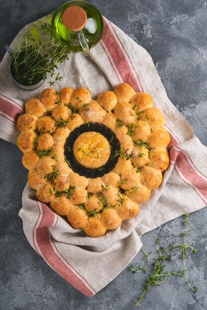 Queso camembert asado y pan casero en forma de corazón y tomillo sobre fondo rústico Queso francés Concepto de amor romántico para el Día de San Valentín Vista superior espacio de copia