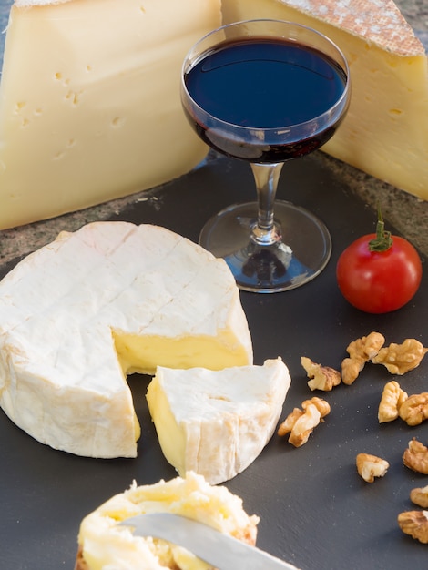 Queso Camembert con una copa de vino.