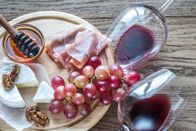 Queso Camembert con copas de vino tinto