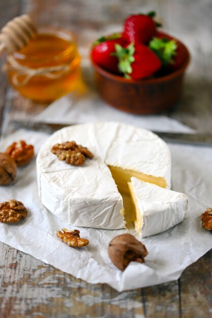 Queso camembert con fresas, miel y frutos secos.