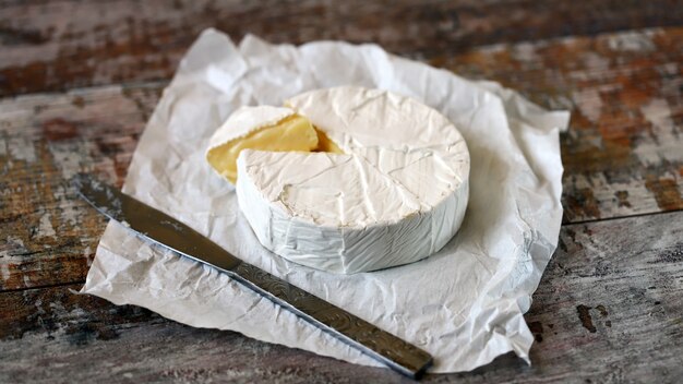 Queso camembert fresco.