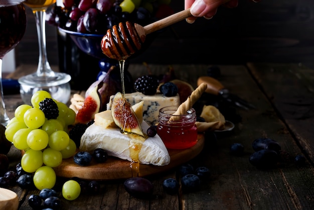 Queso camembert con higos, miel y vino.