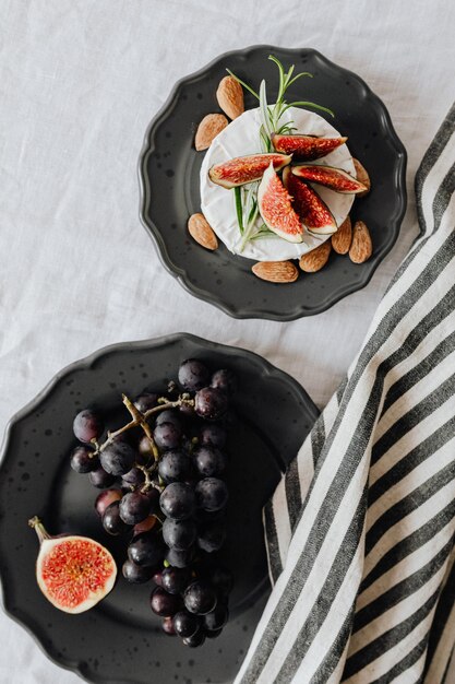 Queso camembert con higos morados frescos y plato completo o uvas