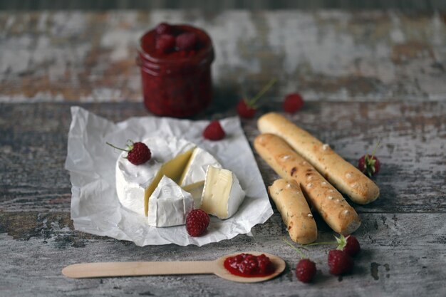 Queso Camembert con mermelada de frambuesa